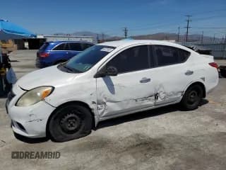 ✅ 2013 Nissan Versa S • VIN: 3N1CN7AP5DL873595 • Lot: 64272685. Listed on Copart with 133,133 mi. Free auction sales archive from the USA and detailed vehicle history report at DreamBid. Image 1.