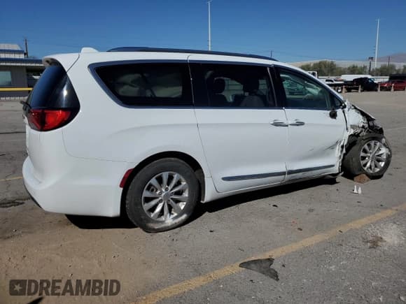 ✅ 2018 Chrysler Pacifica Touring L • VIN: 2C4RC1BG5JR305662 • Lot: 84761415. Listed on Copart with 125,551 mi. Free auction sales archive from the USA and detailed vehicle history report at DreamBid. Image 3.