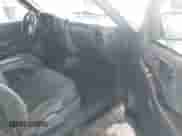 1999 Chevrolet Blazer LS z VIN 1GNCT18W3XK216840, wystawiony jako IAAI lot #41534524 z przebiegiem 199 982 mil mil oraz . Historia ofert i sprzedaży dostępna na DreamBid. Obrazek 5.