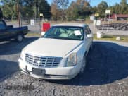 ✅ 2008 Cadillac DTS 1SC • VIN: 1G6KD57Y28U105748 • Лот: 43649946. Опубликован ранее на IAAI с пробегом 132 739 миль. Бесплатный доступ к архиву аукционных продаж из США и подробный отчёт об истории автомобиля на DreamBid. Изображение 6.
