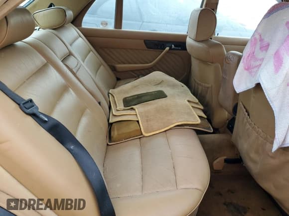 ✅ 1989 Mercedes-Benz 560 • VIN: WDBCA39E4KA455939 • Lot: 74931684. Wystawiony na Copart z przebiegiem 153 277 mil. Bezpłatny archiwum sprzedaży aukcyjnych z USA i szczegółowy raport historii pojazdu na DreamBid. Zdjęcie 10.