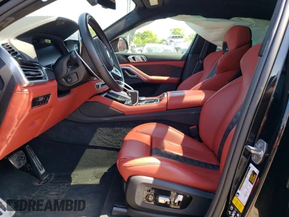 ✅ 2022 BMW X6 M • VIN: 5YMCY0C08N9K19543 • Lot: 49500493. Wystawiony na Copart z przebiegiem 11 324 mil. Bezpłatny archiwum sprzedaży aukcyjnych z USA i szczegółowy raport historii pojazdu na DreamBid. Zdjęcie 7.