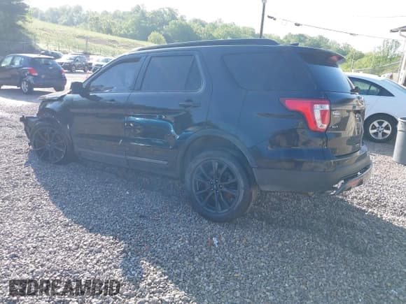 ✅ 2017 Ford Explorer XLT • VIN: 1FM5K8D8XHGA30913 • Lot: 41957873. Wystawiony na IAAI z przebiegiem 146 872 mil. Bezpłatny archiwum sprzedaży aukcyjnych z USA i szczegółowy raport historii pojazdu na DreamBid. Zdjęcie 3.