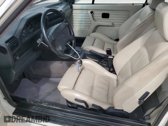 1992 BMW 3 Series z VIN WBABB231XNEC27838, wystawiony jako Copart lot #60816395 z przebiegiem 56 159 mil mil oraz Szkoda całkowita • Salvage title. Historia ofert i sprzedaży dostępna na DreamBid. Obrazek 7.