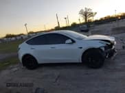 ✅ 2022 Tesla Model Y Long Range • VIN: 7SAYGDEE6NF313110 • Lot: 41703939. Wystawiony na IAAI z przebiegiem 12 468 mil. Bezpłatny archiwum sprzedaży aukcyjnych z USA i szczegółowy raport historii pojazdu na DreamBid. Zdjęcie 13.