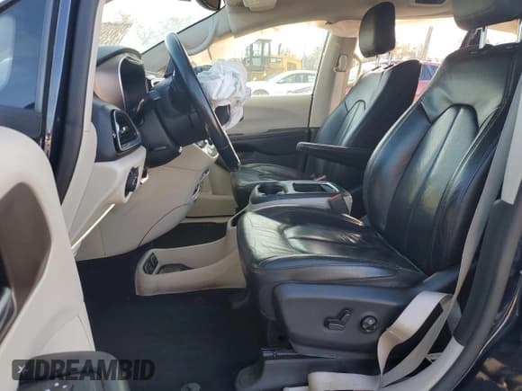 ✅ 2018 Chrysler Pacifica Touring L Plus • VIN: 2C4RC1EG6JR234354 • Lot: 92933095. Wystawiony na Copart z przebiegiem 132 488 mil. Bezpłatny archiwum sprzedaży aukcyjnych z USA i szczegółowy raport historii pojazdu na DreamBid. Zdjęcie 7.