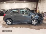 ✅ 2020 Chevrolet Trax LS • VIN: 3GNCJKSB6LL260650 • Lot: 43568393. Wystawiony na IAAI z przebiegiem 14 828 mil. Bezpłatny archiwum sprzedaży aukcyjnych z USA i szczegółowy raport historii pojazdu na DreamBid. Zdjęcie 13.