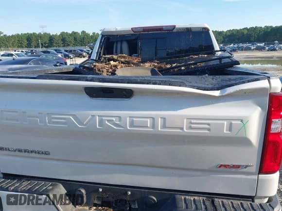 ✅ 2021 Chevrolet Silverado 1500 RST • VIN: 3GCUYEEL7MG279622 • Lot: 43081221. Listed on IAAI with 138,000 mi. Free auction sales archive from the USA and detailed vehicle history report at DreamBid. Image 16.