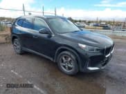 ✅ 2023 BMW X1 xDrive28i • VIN: WBX73EF03P5X45710 • Лот: 43715140. Опубликован ранее на IAAI с пробегом 17 921 миль. Бесплатный доступ к архиву аукционных продаж из США и подробный отчёт об истории автомобиля на DreamBid. Изображение 1.