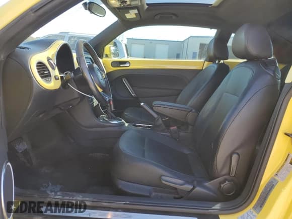 ✅ 2012 Volkswagen Beetle 2.5L • VIN: 3VWJX7AT5CM609956 • Lot: 91166735. Wystawiony na Copart z przebiegiem 105 823 mil. Bezpłatny archiwum sprzedaży aukcyjnych z USA i szczegółowy raport historii pojazdu na DreamBid. Zdjęcie 7.