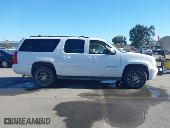 ✅ 2011 Chevrolet Suburban LT • VIN: 1GNSKJE30BR208994 • Lot: 43551916. Wystawiony na IAAI z przebiegiem 239 030 mil. Bezpłatny archiwum sprzedaży aukcyjnych z USA i szczegółowy raport historii pojazdu na DreamBid. Zdjęcie 13.