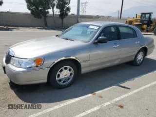 ✅ 2000 Lincoln Town Car Signature • VIN: 1LNHM82W6YY762412 • Lot: 67321915. Wystawiony na Copart z przebiegiem 160 073 mil. Bezpłatny archiwum sprzedaży aukcyjnych z USA i szczegółowy raport historii pojazdu na DreamBid. Zdjęcie 1.