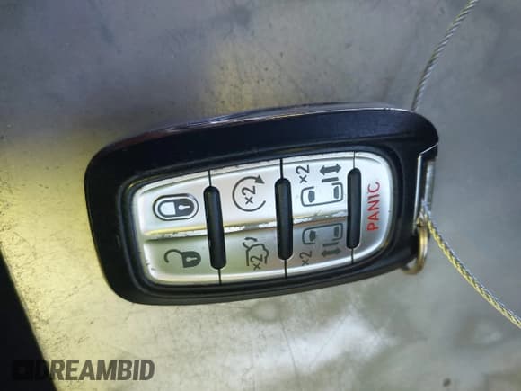 ✅ 2018 Chrysler Pacifica Limited • VIN: 2C4RC1GG5JR321465 • Lot: 43484376. Wystawiony na IAAI z przebiegiem 76 212 mil. Bezpłatny archiwum sprzedaży aukcyjnych z USA i szczegółowy raport historii pojazdu na DreamBid. Zdjęcie 11.