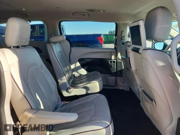 ✅ 2017 Chrysler Pacifica Limited • VIN: 2C4RC1GGXHR668736 • Lot: 91104045. Wystawiony na Copart z przebiegiem 114 865 mil. Bezpłatny archiwum sprzedaży aukcyjnych z USA i szczegółowy raport historii pojazdu na DreamBid. Zdjęcie 11.