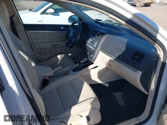 ✅ 2010 Volkswagen Jetta SE • VIN: 3VWRZ7AJ1AM162230 • Lot: 43742158. Listed on IAAI with 99,177 mi. Free auction sales archive from the USA and detailed vehicle history report at DreamBid. Image 5.