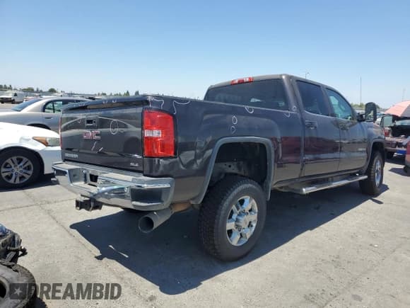 ✅ 2015 GMC Sierra 2500HD SLE • VIN: 1GT12YE8XFF126724 • Lot: 64289325. Wystawiony na Copart z przebiegiem 128 530 mil. Bezpłatny archiwum sprzedaży aukcyjnych z USA i szczegółowy raport historii pojazdu na DreamBid. Zdjęcie 3.