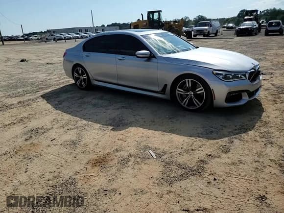 ✅ 2018 BMW 7 Series 750i • VIN: WBA7F0C5XJGM23968 • Лот: 71518115. Опубликован ранее на Copart с пробегом 64 569 миль. Бесплатный доступ к архиву аукционных продаж из США и подробный отчёт об истории автомобиля на DreamBid. Изображение 13.