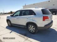 ✅ 2012 Kia Sorento LX • VIN: 5XYKTDA26CG295854 • Lot: 69292465. Wystawiony na Copart z przebiegiem 131 904 mil. Bezpłatny archiwum sprzedaży aukcyjnych z USA i szczegółowy raport historii pojazdu na DreamBid. Zdjęcie 2.