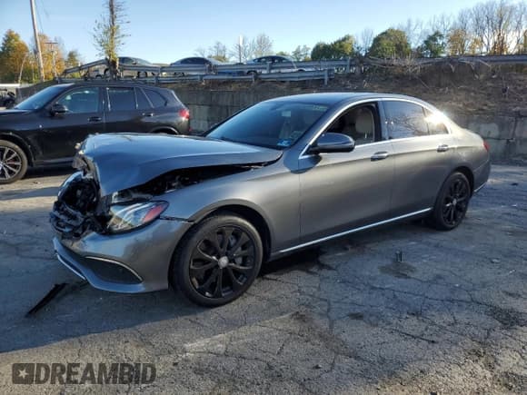✅ 2017 Mercedes-Benz E 300 Luxury • VIN: WDDZF4KB1HA142705 • Лот: 82514595. Опубликован ранее на Copart с пробегом 42 121 миль. Бесплатный доступ к архиву аукционных продаж из США и подробный отчёт об истории автомобиля на DreamBid. Изображение 1.