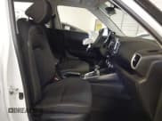 ✅ 2024 Hyundai Venue SEL • VIN: KMHRC8A3XRU332065 • Lot: 41328678. Wystawiony na IAAI z przebiegiem 3 787 mil. Bezpłatny archiwum sprzedaży aukcyjnych z USA i szczegółowy raport historii pojazdu na DreamBid. Zdjęcie 5.