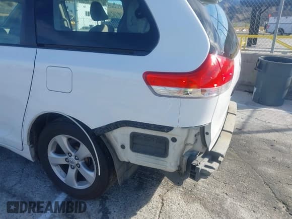 ✅ 2012 Toyota Sienna • VIN: 5TDZK3DC2CS218434 • Лот: 43785927. Опубликован ранее на IAAI с пробегом 405 777 миль. Бесплатный доступ к архиву аукционных продаж из США и подробный отчёт об истории автомобиля на DreamBid. Изображение 19.