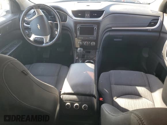 ✅ 2017 Chevrolet Traverse LT • VIN: 1GNKRGKD7HJ267088 • Lot: 82638125. Wystawiony na Copart z przebiegiem 83 811 mil. Bezpłatny archiwum sprzedaży aukcyjnych z USA i szczegółowy raport historii pojazdu na DreamBid. Zdjęcie 8.