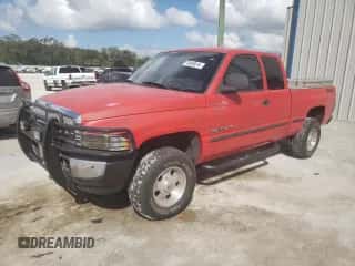 1998 Dodge 1500 z VIN 3B7HF12YXWM246652, wystawiony jako Copart lot #78495014 z przebiegiem 105 600 mil mil oraz Szkoda całkowita • Salvage title. Historia ofert i sprzedaży dostępna na DreamBid. Obrazek 1.