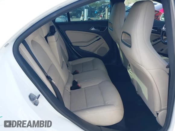 ✅ 2019 Mercedes-Benz CLA 250 • VIN: WDDSJ4GB9KN743255 • Lot: 42080248. Wystawiony na IAAI z przebiegiem 88 533 mil. Bezpłatny archiwum sprzedaży aukcyjnych z USA i szczegółowy raport historii pojazdu na DreamBid. Zdjęcie 8.