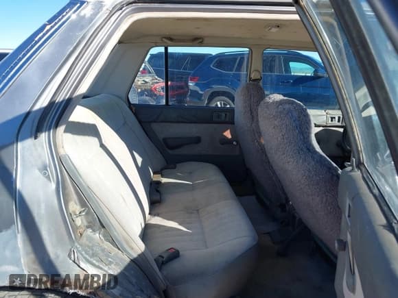 ✅ 1985 Honda Civic • VIN: JHMAK5433FS009299 • Lot: 41576709. Wystawiony na IAAI z przebiegiem 152 094 mil. Bezpłatny archiwum sprzedaży aukcyjnych z USA i szczegółowy raport historii pojazdu na DreamBid. Zdjęcie 8.