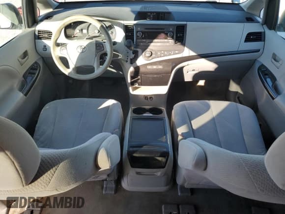 ✅ 2013 Toyota Sienna LE • VIN: 5TDKK3DC5DS323908 • Lot: 91250005. Wystawiony na Copart z przebiegiem 121 149 mil. Bezpłatny archiwum sprzedaży aukcyjnych z USA i szczegółowy raport historii pojazdu na DreamBid. Zdjęcie 8.