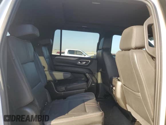 ✅ 2021 Chevrolet Suburban RST • VIN: 1GNSCEKDXMR209607 • Lot: 74086874. Wystawiony na Copart z przebiegiem 77 355 mil. Bezpłatny archiwum sprzedaży aukcyjnych z USA i szczegółowy raport historii pojazdu na DreamBid. Zdjęcie 11.