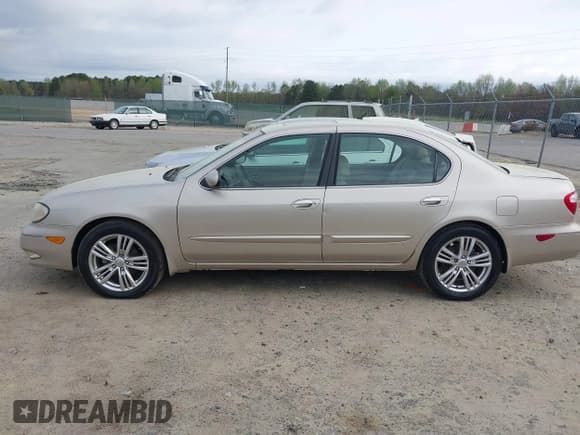 ✅ 2001 Infiniti I30 Luxury • VIN: JNKCA31A31T000348 • Lot: 41948369. Listed on IAAI with 181,394 mi. Free auction sales archive from the USA and detailed vehicle history report at DreamBid. Image 14.