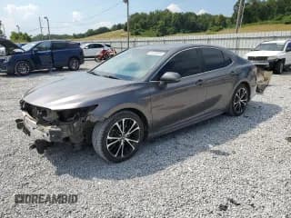 ✅ 2019 Toyota Camry LE • VIN: 4T1B11HK2KU214142 • Лот: 69138355. Опубликован ранее на Copart с пробегом 163 053 миль. Бесплатный доступ к архиву аукционных продаж из США и подробный отчёт об истории автомобиля на DreamBid. Изображение 1.