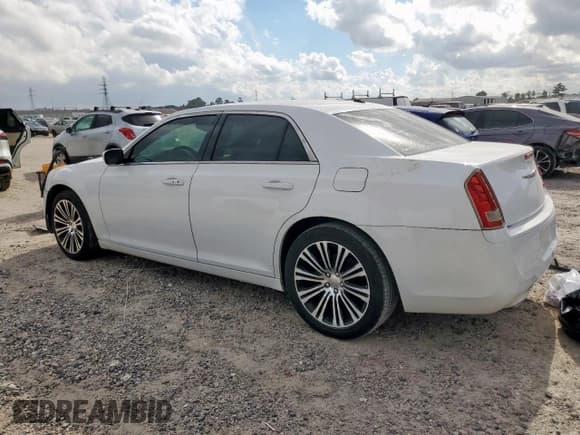 ✅ 2014 Chrysler 300 S • VIN: 2C3CCABG6EH181245 • Lot: 93874655. Wystawiony na Copart z przebiegiem 214 718 mil. Bezpłatny archiwum sprzedaży aukcyjnych z USA i szczegółowy raport historii pojazdu na DreamBid. Zdjęcie 2.