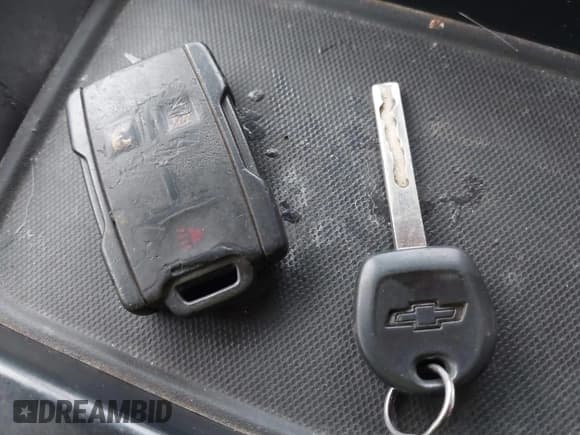 ✅ 2019 Chevrolet Silverado 1500 Work Truck • VIN: 2GCRCNEC8K1201795 • Lot: 43658639. Wystawiony na IAAI z przebiegiem 184 885 mil. Bezpłatny archiwum sprzedaży aukcyjnych z USA i szczegółowy raport historii pojazdu na DreamBid. Zdjęcie 11.