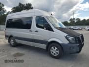 ✅ 2015 Mercedes-Benz Sprinter Passenger • VIN: WDZPE7CC0F5994594 • Lot: 74563654. Wystawiony na Copart z przebiegiem 187 823 mil. Bezpłatny archiwum sprzedaży aukcyjnych z USA i szczegółowy raport historii pojazdu na DreamBid. Zdjęcie 4.