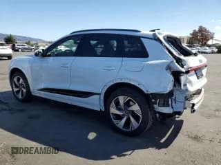 ✅ 2025 Audi Q6 e-tron Premium Plus • VIN: WA124BGF3SA015103 • Lot: 85880305. Wystawiony na Copart z przebiegiem 5 464 mil. Bezpłatny archiwum sprzedaży aukcyjnych z USA i szczegółowy raport historii pojazdu na DreamBid. Zdjęcie 2.