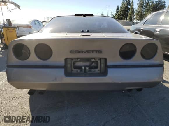 1988 Chevrolet Corvette z VIN 1G1YY2182J5103560, wystawiony jako Copart lot #44811925 z przebiegiem 99 645 mil mil oraz Czysty tytuł • Clean title. Historia ofert i sprzedaży dostępna na DreamBid. Obrazek 6.