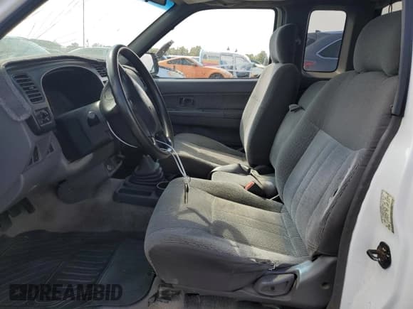 ✅ 2000 Nissan Frontier XE • VIN: 1N6DD26S2YC386339 • Lot: 81688015. Wystawiony na Copart z przebiegiem 316 256 mil. Bezpłatny archiwum sprzedaży aukcyjnych z USA i szczegółowy raport historii pojazdu na DreamBid. Zdjęcie 7.