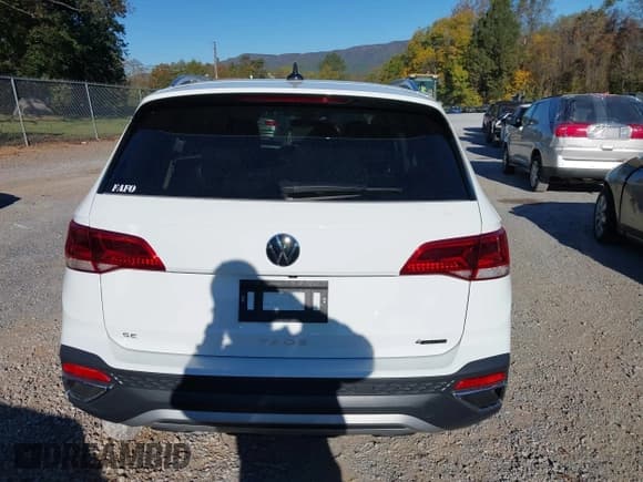 ✅ 2024 Volkswagen Taos SE • VIN: 3VVVX7B21RM055366 • Lot: 43434661. Wystawiony na IAAI z przebiegiem 11 905 mil. Bezpłatny archiwum sprzedaży aukcyjnych z USA i szczegółowy raport historii pojazdu na DreamBid. Zdjęcie 17.