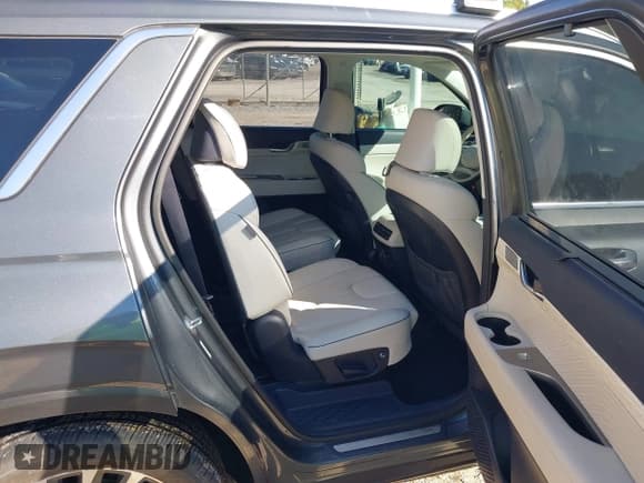 ✅ 2023 Hyundai Palisade Calligraphy • VIN: KM8R74GE9PU517128 • Lot: 43311507. Wystawiony na IAAI z przebiegiem 43 382 mil. Bezpłatny archiwum sprzedaży aukcyjnych z USA i szczegółowy raport historii pojazdu na DreamBid. Zdjęcie 8.