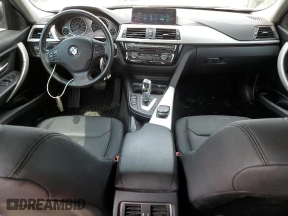 ✅ 2017 BMW 3 Series 320i xDrive • VIN: WBA8A3C39HA066881 • Lot: 59354375. Wystawiony na Copart z przebiegiem 102 083 mil. Bezpłatny archiwum sprzedaży aukcyjnych z USA i szczegółowy raport historii pojazdu na DreamBid. Zdjęcie 8.