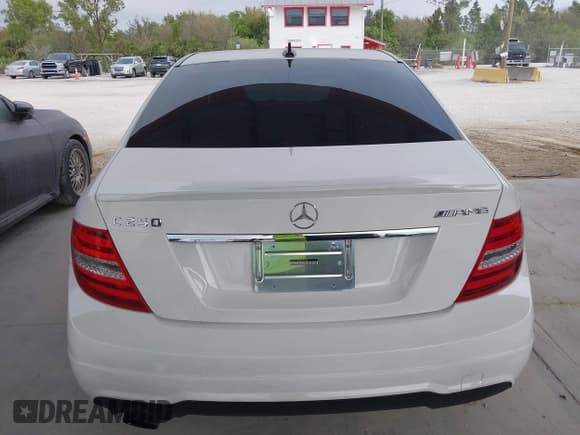 ✅ 2014 Mercedes-Benz C 250 Sport • VIN: WDDGF4HBXEA911681 • Lot: 41329512. Wystawiony na IAAI z przebiegiem 150 661 mil. Bezpłatny archiwum sprzedaży aukcyjnych z USA i szczegółowy raport historii pojazdu na DreamBid. Zdjęcie 16.