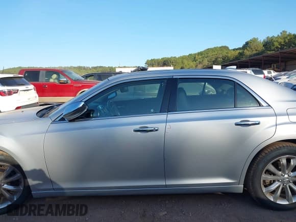 ✅ 2020 Chrysler 300 Limited • VIN: 2C3CCAKG0LH154846 • Lot: 40654596. Listed on IAAI with 83,271 mi. Free auction sales archive from the USA and detailed vehicle history report at DreamBid. Image 14.