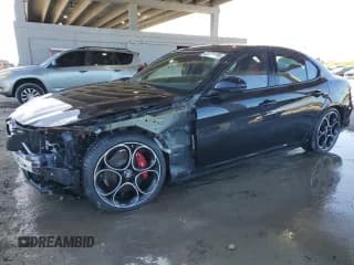 ✅ 2022 Alfa Romeo Giulia Veloce • VIN: ZARFAMBN1N7654274 • Lot: 49275785. Listed on Copart with 9,507 mi. Free auction sales archive from the USA and detailed vehicle history report at DreamBid. Image 1.