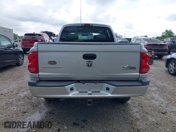 2008 Dodge Dakota SXT z VIN 1D7HW38K98S594036, wystawiony jako IAAI lot #42418267 z przebiegiem 77 135 mil mil oraz . Historia ofert i sprzedaży dostępna na DreamBid. Obrazek 17.
