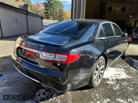 ✅ 2017 Lincoln Continental Livery • VIN: 1LN6L9UK9H5617828 • Lot: 67240505. Wystawiony na Copart z przebiegiem 236 983 mil. Bezpłatny archiwum sprzedaży aukcyjnych z USA i szczegółowy raport historii pojazdu na DreamBid. Zdjęcie 4.