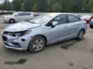 2017 Chevrolet Cruze LS z VIN 1G1BC5SM6H7177354, wystawiony jako Copart lot #82750035 z przebiegiem 100 598 mil mil oraz Szkoda całkowita • Salvage title. Historia ofert i sprzedaży dostępna na DreamBid. Obrazek 1.