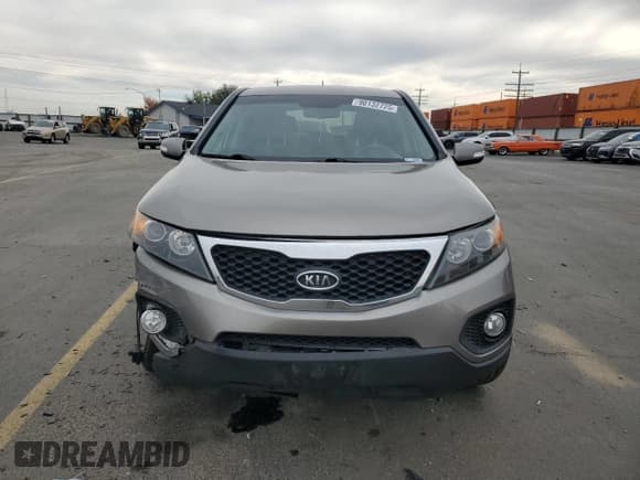✅ 2013 Kia Sorento LX • VIN: 5XYKT3A12DG409853 • Lot: 90132725. Wystawiony na Copart z przebiegiem Nie podano. Bezpłatny archiwum sprzedaży aukcyjnych z USA i szczegółowy raport historii pojazdu na DreamBid. Zdjęcie 5.