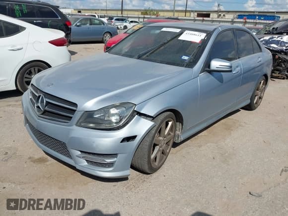 ✅ 2014 Mercedes-Benz C 250 Sport • VIN: WDDGF4HB4EG245351 • Lot: 43408611. Wystawiony na IAAI z przebiegiem 133 905 mil. Bezpłatny archiwum sprzedaży aukcyjnych z USA i szczegółowy raport historii pojazdu na DreamBid. Zdjęcie 2.